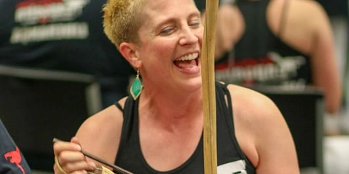 A woman showing her creativity by singing in the roda.